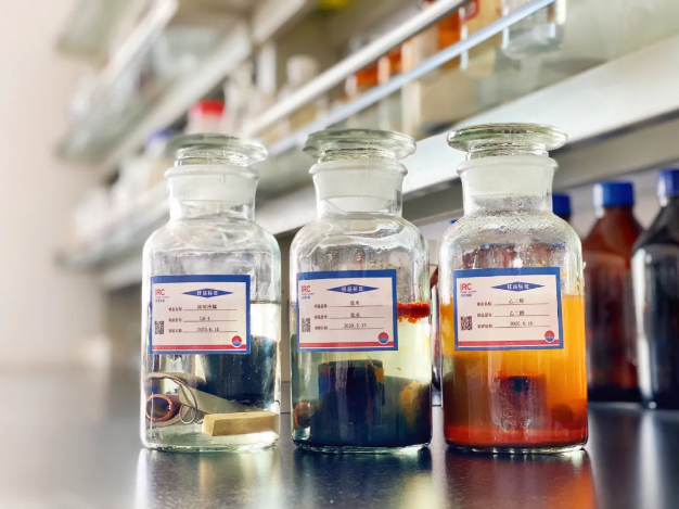 左一:冰河冷媒-4、左二:25%濃度鹽水、左三:30%濃度鹽水