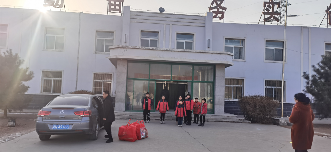 愛心幫扶貧困生，冰河助學暖人心