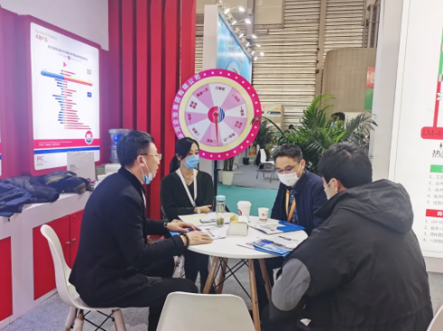 訪客前來(lái)了解冰河冷媒